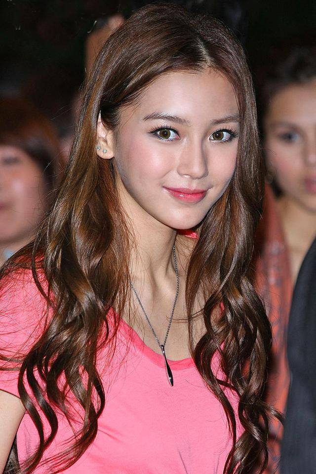 日前,有网友挖出baby年轻旧照,引得网友惊呼:"以前的混血美颜真好看!