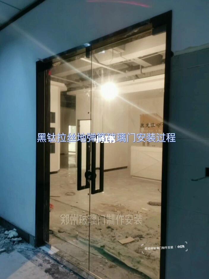 采用10毫米钢化玻璃,金属拉手,手动推拉,后期可加装门禁(指纹密码刷卡