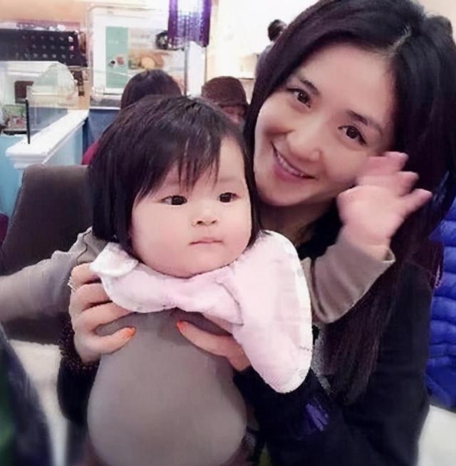 张杰谢娜带女儿上课# 谢娜2018年生了一对双胞胎女孩子儿,2021年栽