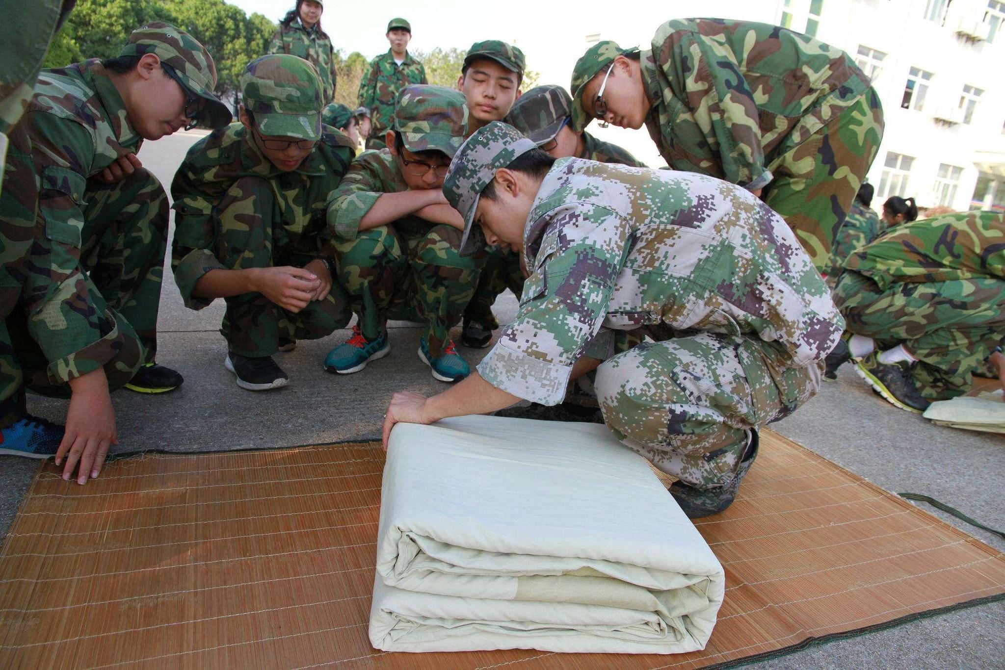 解放军叠被子的习惯从何而来?各国都有令士兵崩溃的习俗