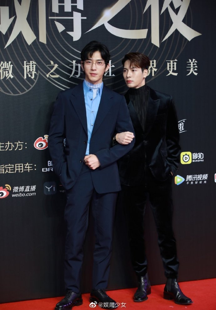 王嘉尔挽着井柏然走红毯