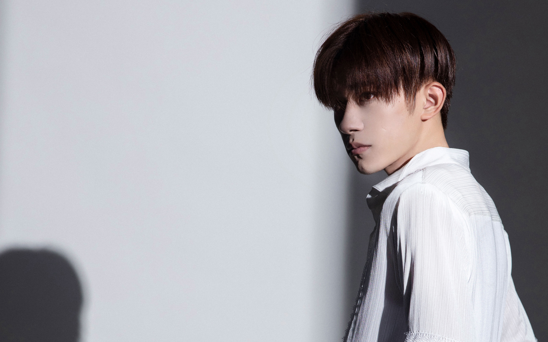 易烊千玺简约率性写真桌面壁纸