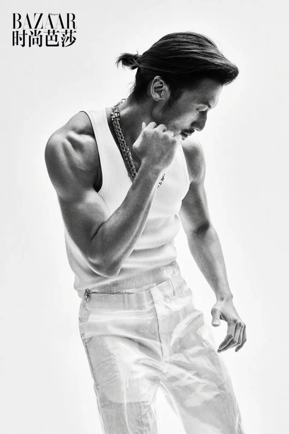 影帝谢霆锋《时尚芭莎》封面大片,对镜展现健硕肌肉硬朗身手