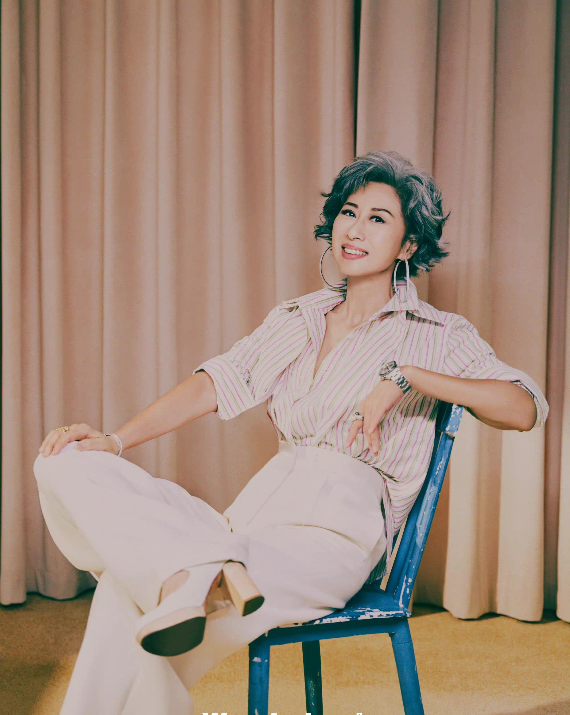 叶倩文满头白发不惧脸上皱纹,优雅老去,这才是60 岁该有的样子_年龄