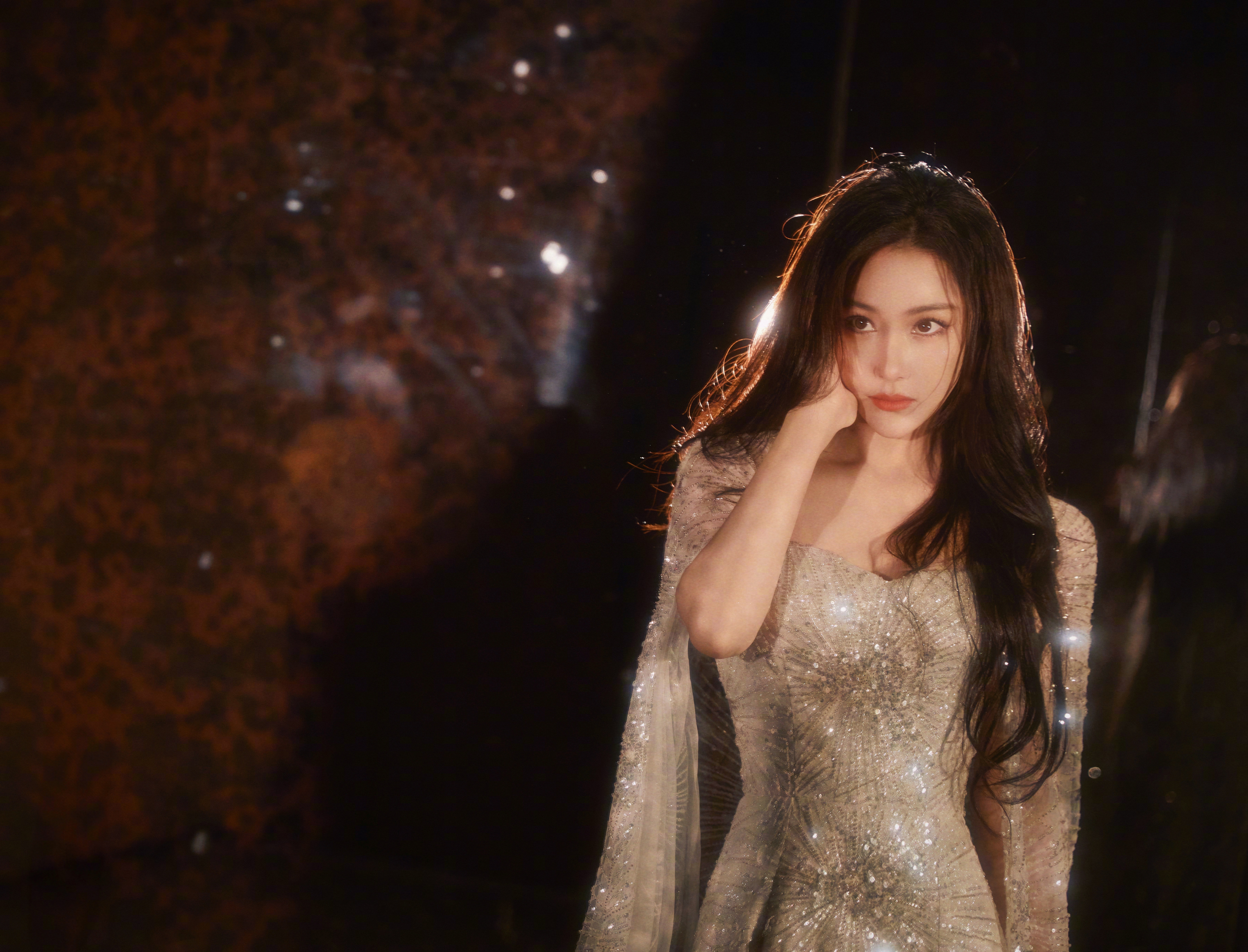 张馨予最新出席活动美照,流光溢彩,闪闪发光,气质女神.