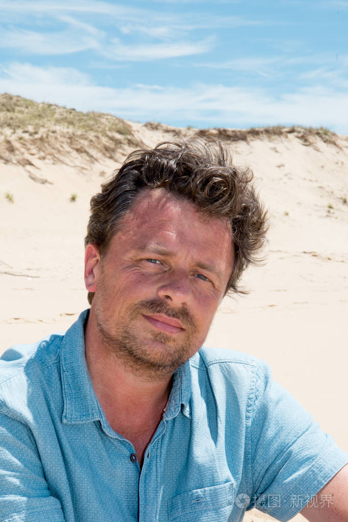 胡子拉碴帅哥海滩度假日