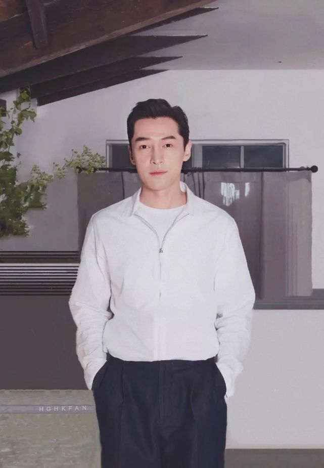 胡歌隐藏7个月终于"出山",穿白衣配背头太帅气,不输小鲜肉
