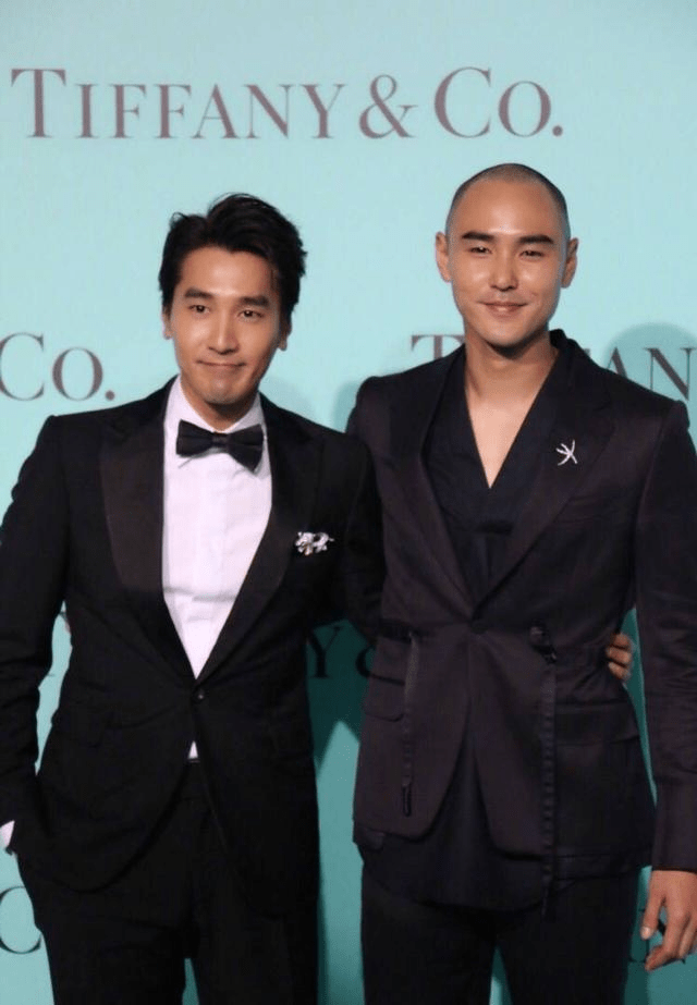 赵又廷又帅了!旁边的是阮经天?这造型,很有气场