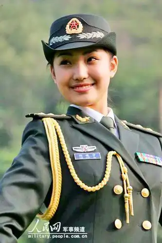 着礼服的陆军女军官