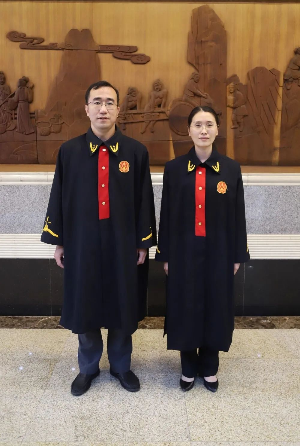 其他人员在任何场合不得穿着法官袍.