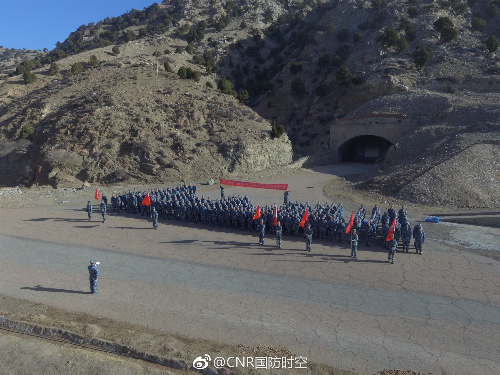 北部战区空军某场站组织全员实战化练兵拉练