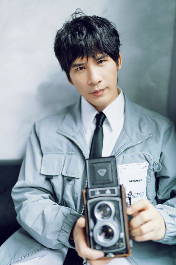 大张伟春日写真勇敢随意,正经起来也是美男一枚