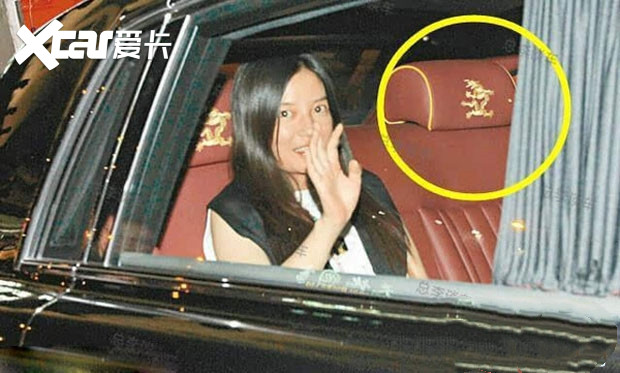 赵薇的劳斯莱斯古思特(参数|询价)是中国定制版龙版,而且特意加长了