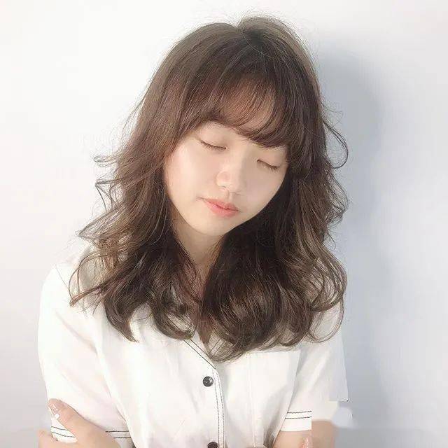 很有女人味的卷发简单又大气