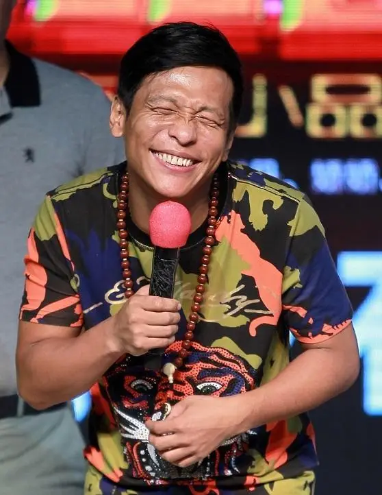 宋小宝:与相伴7年发妻离婚后,转身娶小8岁粉丝,今婚姻状况如何_霍晓红