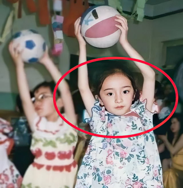 小糯米"整容式"长大,才7岁就拥有大长腿,星星眼越来越像杨幂