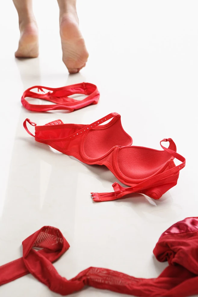 地上脱掉的红色内衣高清图片图片