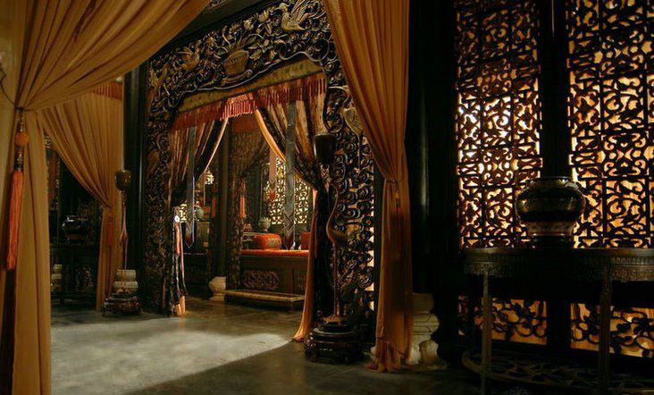 看起来却很逼真,陈设也都非常讲究,完全按照古代传统的室内布局来设计