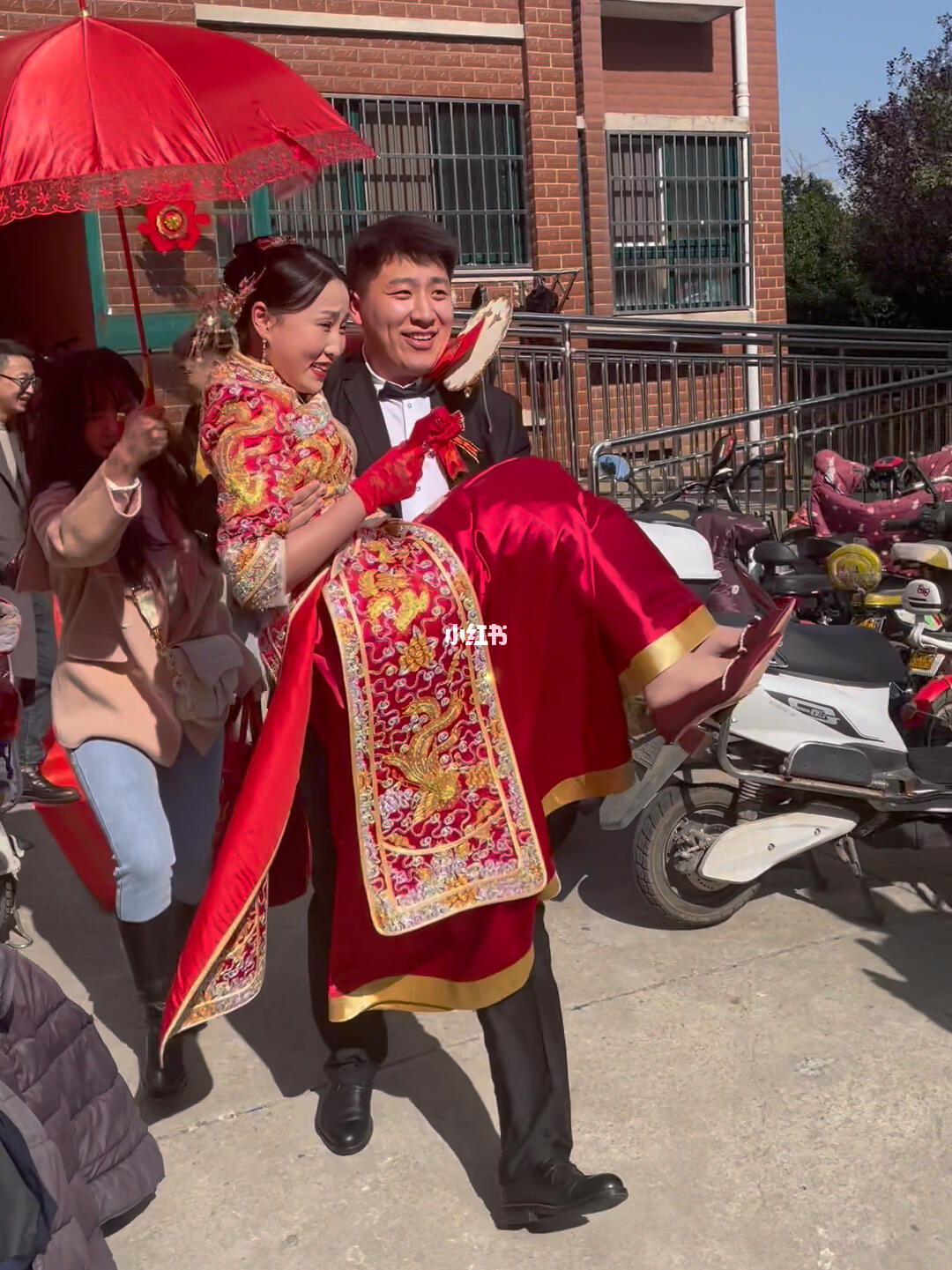 嫁给了爱情帅气的新郎直接把新娘从8楼抱到婚车上新娘真幸福刷到的