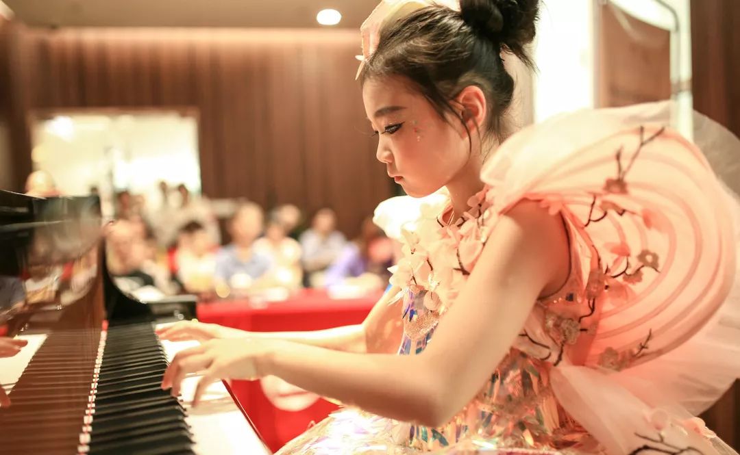 这个小姑娘能弹会唱擅主持才艺刷爆朋友圈网友直呼还有什么是你不会的