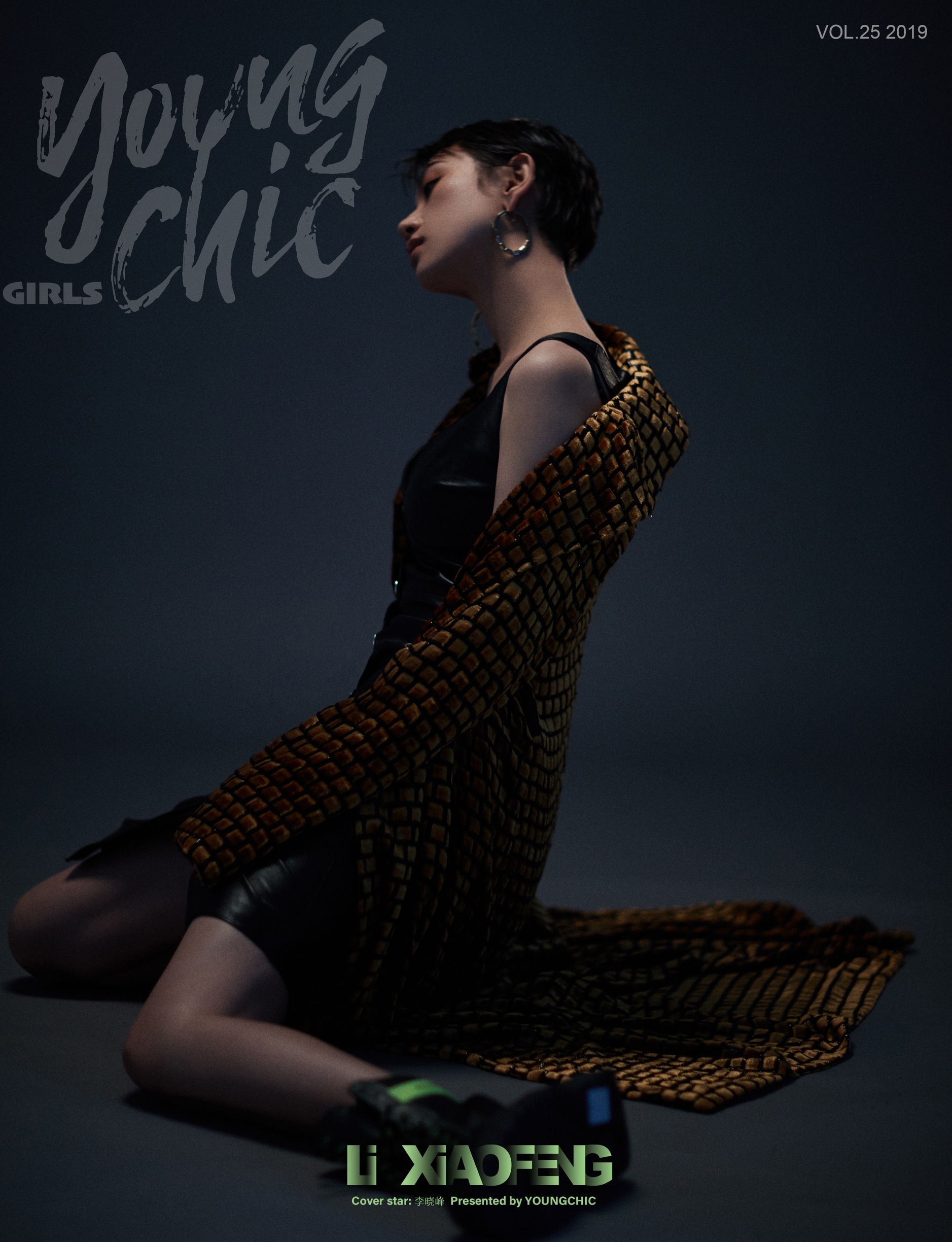 演员李晓峰时尚大片上线 钥匙扣耳环彰显个性风格