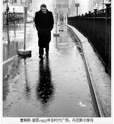 他走在雨中,叼着香烟从他的嘴唇,在深浅不一的黑色和灰色 - 雾