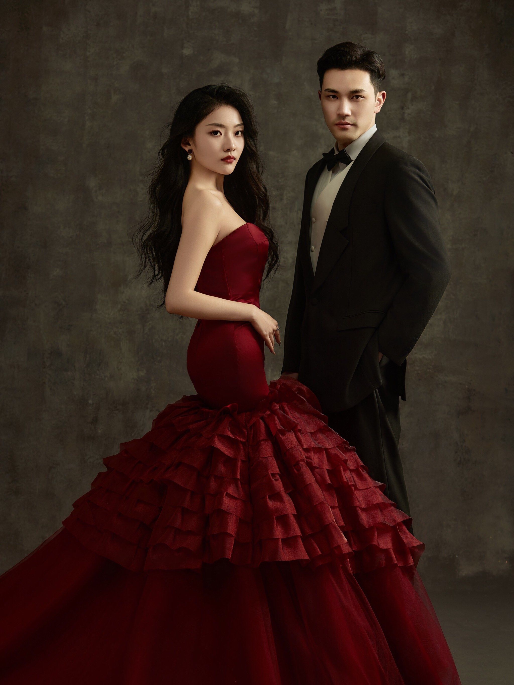优雅高级的红色鱼尾裙婚纱照🥰又美又飒[得意]