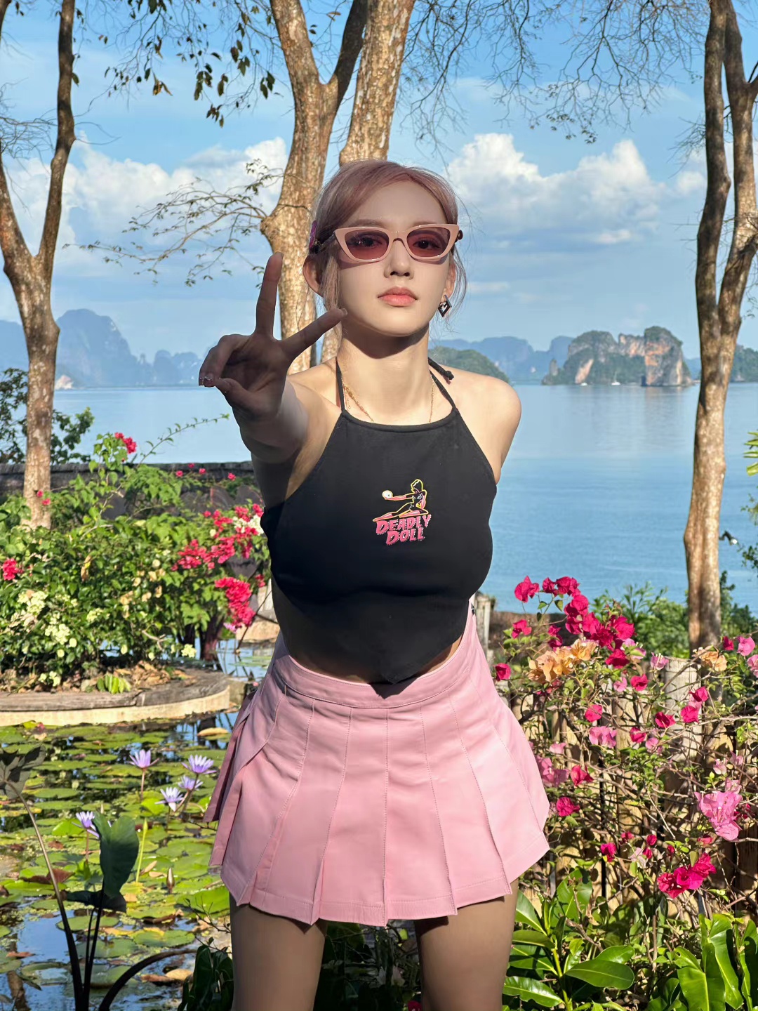 程潇晒泰国游客照,泳装吊带尽显好身材