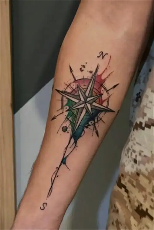 手臂内侧指南针纹身