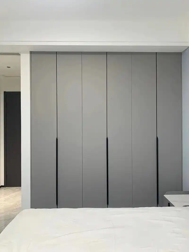 卧室衣柜款式与布局.衣柜门板尽量选择肤感门板   有质感 好 - 抖音