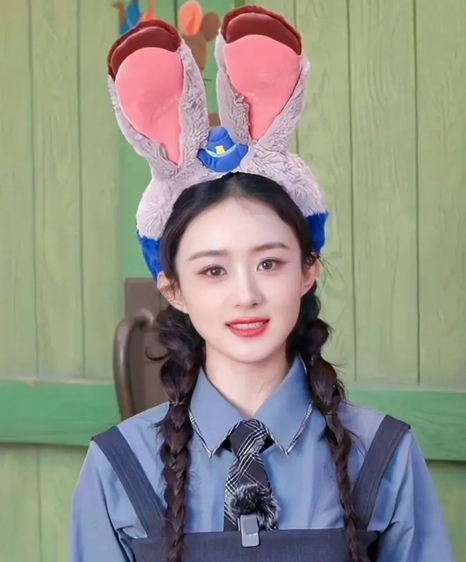 赵丽颖罕晒与儿子合照,4岁想想依偎妈妈身上玩耍,乖巧又可爱_冯绍峰