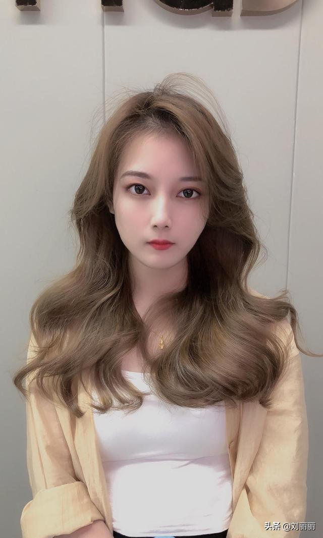 纹理中发烫发发型图片2020(女士中短发烫发发型图片大全)-天晟网