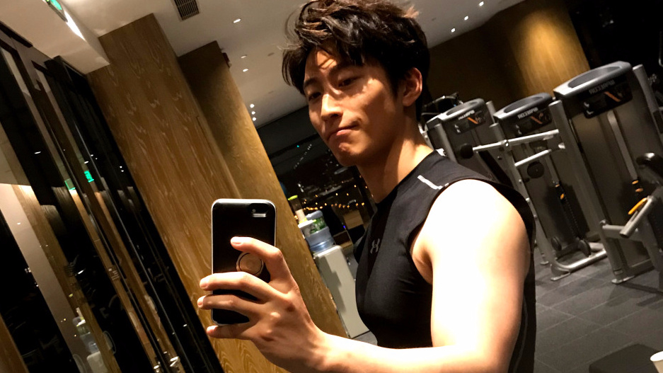 烧烤男神窦骁晒照,黑t恤大背头超显身材,网友:简直是逆袭!