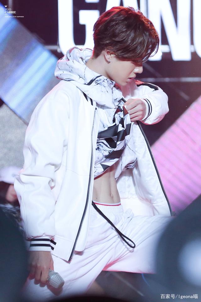 王一博的腹肌也是一个致命吸引点,懂吗,经常猝不及防的营业中?