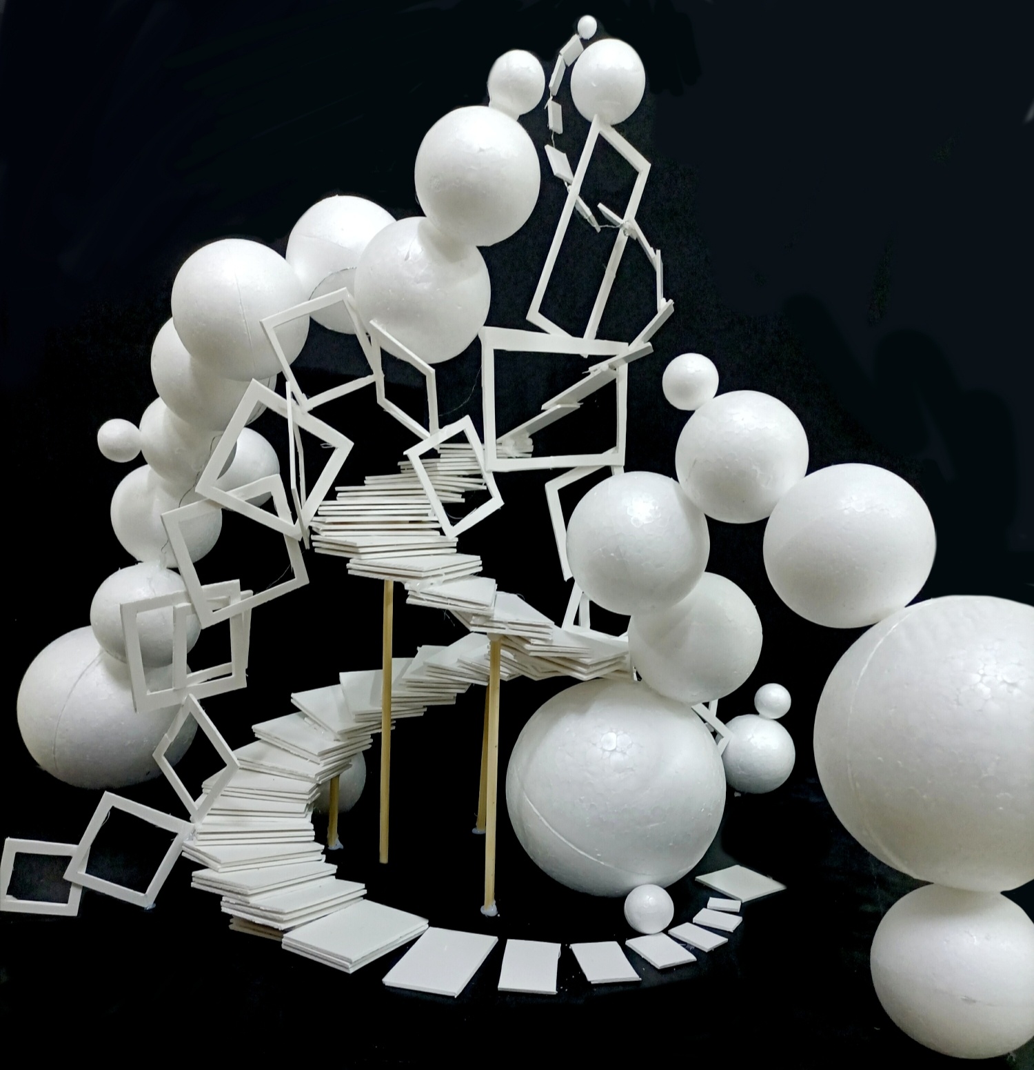 立体构成作业 |空间搭建 |手工 用pvc板和泡沫球做的,上面的泡沫球有