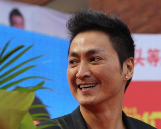 展昭何家劲年轻时曾是搬尸工34岁凭展昭一炮而红如今怎样了