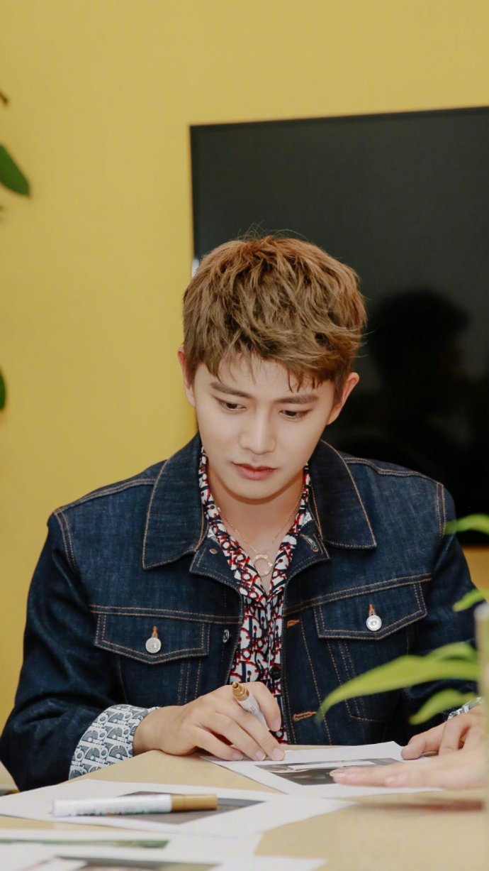 大笑90期待今晚也能看到超咪大笑90@任嘉伦allen一声嘉伦一世嘉人