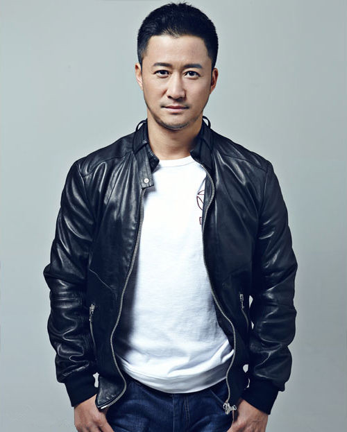 吴京黑色皮衣冷酷霸气写真