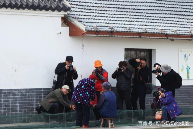 小小渔村村口的围观