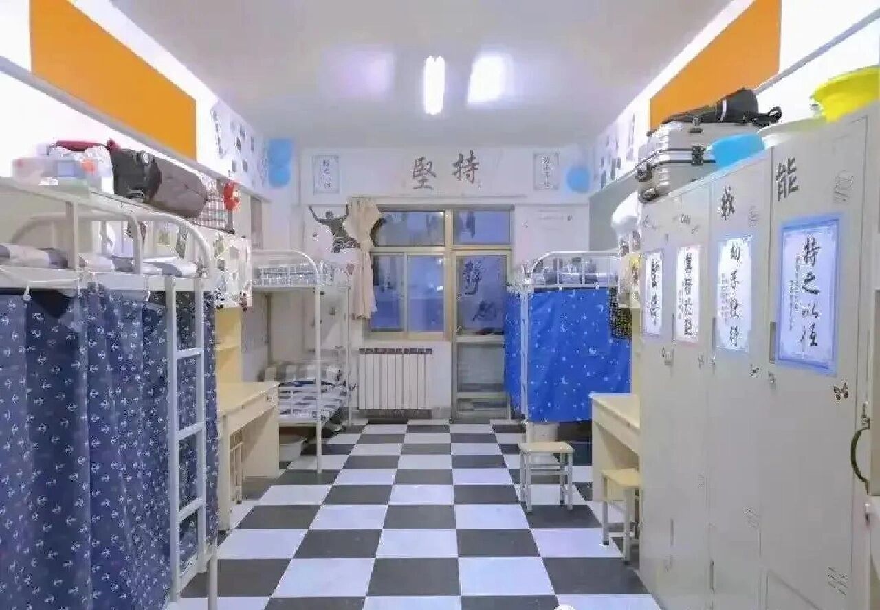 兰州财经大学宿舍 学校有4人间,6人间,8人间,上下床,每位同学都有一个