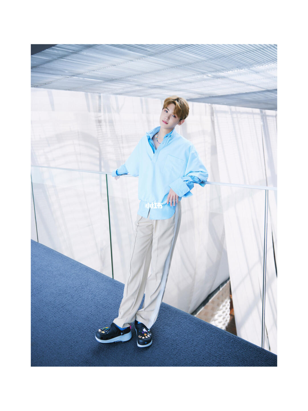 黄明昊justin上身rabbitholelondon服饰