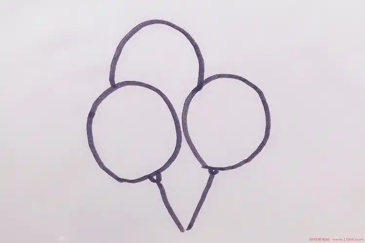 按照上面的方法,我们在画两只气球,与上面的形成一串,画法非常简单