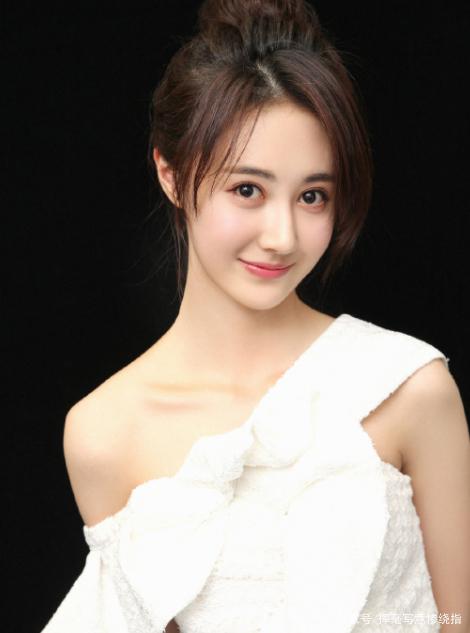 气质美女马泽涵美照,长相甜美,优雅迷人,少女感十足!