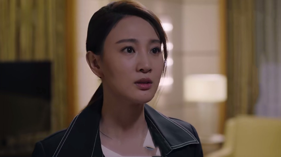 她的瞬间表演有点浮夸,为了掩饰内心的痛苦她没有表