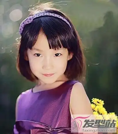 小学女生短发很适合小学女生的短发发型,整体造型颇为轻盈,带有几分