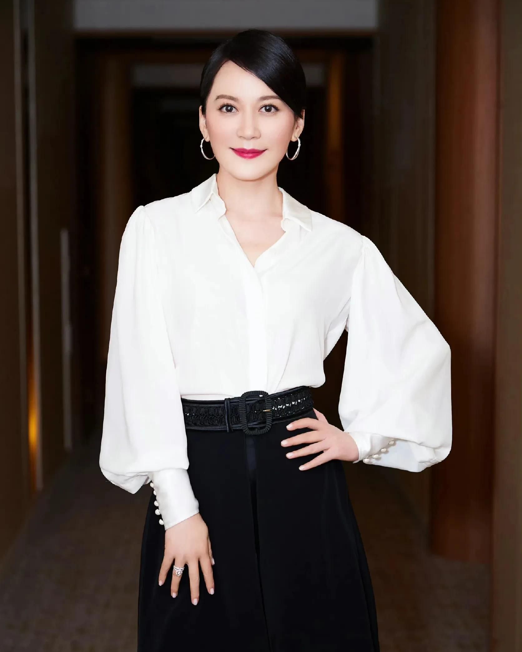 端庄优雅的俞飞鸿,惊艳迷人,温婉秀丽的写真照!__财经头条