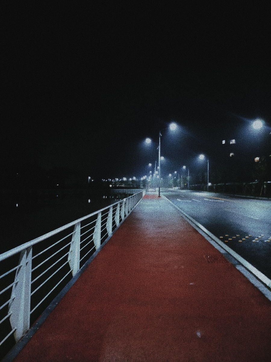 夜晚的灯照亮前行的路