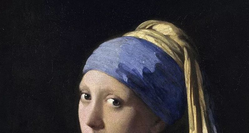 高贵的一抹蓝色少女蓝色的头巾,嫣红的嘴唇和大地色的上衣,都蕴藏着