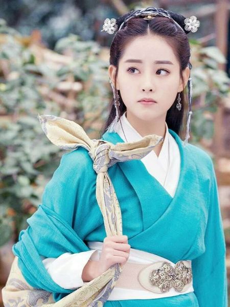 古装美人背包袱的造型赵丽颖心如死灰赵薇却把嘴巴嘟上天