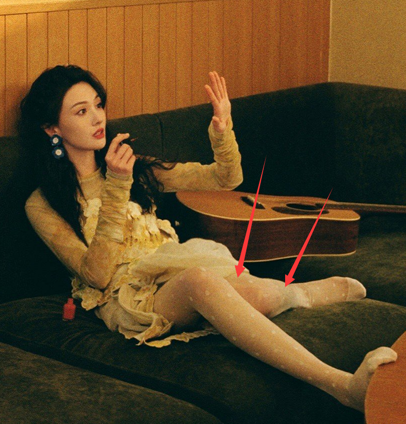 郑爽终于对白色丝袜下手了,看清她伸长的腿:吸管都不敢说比你细_腾讯